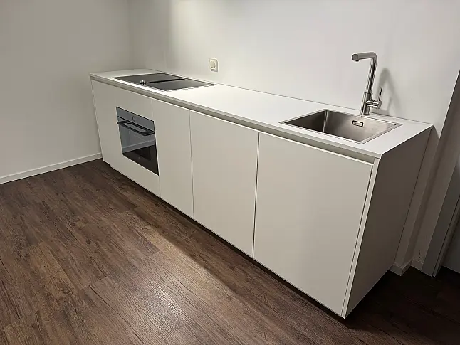 White - Die Luxuszeile mit Massivholz und besten Geräten von Gaggenau &amp; V-Zug | Aufbau flexibel möglich!