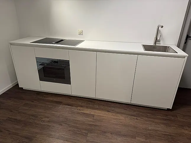 White - Die Luxuszeile mit Massivholz und besten Geräten von Gaggenau &amp; V-Zug | Aufbau flexibel möglich!
