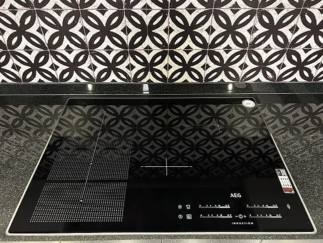 TOUCH Alpinweiß matt zeitlose U-Form mit matten Fronten und Granit