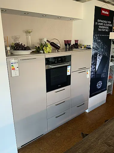Moderne hochwertige L-Küche plus Hochschrankkombination, Front Kaschmir Mattlack