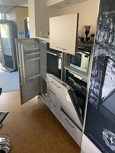 Moderne hochwertige L-Küche plus Hochschrankkombination, Front Kaschmir Mattlack