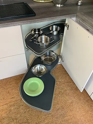 Moderne hochwertige L-Küche plus Hochschrankkombination, Front Kaschmir Mattlack