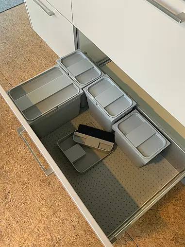 Moderne hochwertige L-Küche plus Hochschrankkombination, Front Kaschmir Mattlack