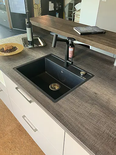 Moderne hochwertige L-Küche plus Hochschrankkombination, Front Kaschmir Mattlack