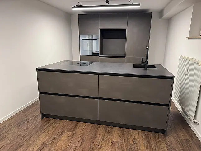 Moderne Inselküche mit Stahleffektlack und Dekton-Arbeitsplatten | Eiche Schubkästen | Bora | Gaggenau | Liebherr | V-Zug | Dornbracht