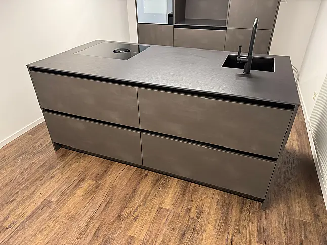 Moderne Inselküche mit Stahleffektlack und Dekton-Arbeitsplatten | Eiche Schubkästen | Bora | Gaggenau | Liebherr | V-Zug | Dornbracht