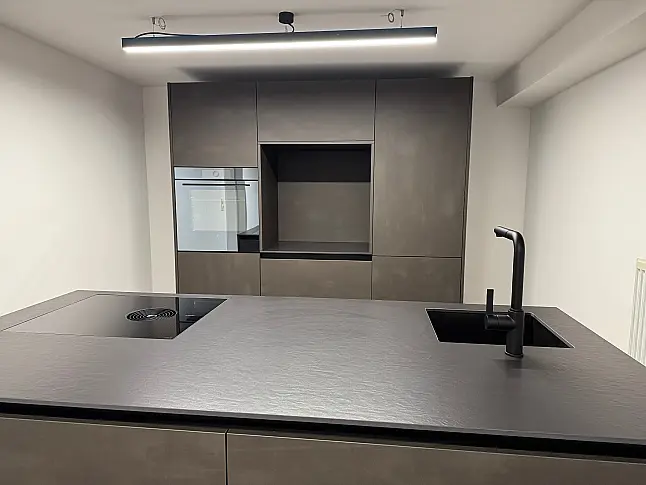 Moderne Inselküche mit Stahleffektlack und Dekton-Arbeitsplatten | Eiche Schubkästen | Bora | Gaggenau | Liebherr | V-Zug | Dornbracht
