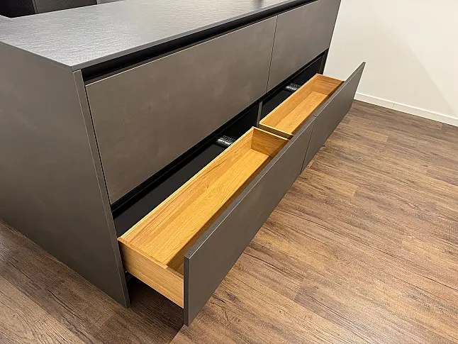 Moderne Inselküche mit Stahleffektlack und Dekton-Arbeitsplatten | Eiche Schubkästen | Bora | Gaggenau | Liebherr | V-Zug | Dornbracht