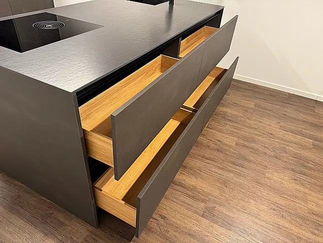 Moderne Inselküche mit Stahleffektlack und Dekton-Arbeitsplatten | Eiche Schubkästen | Bora | Gaggenau | Liebherr | V-Zug | Dornbracht