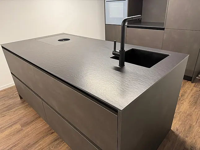 Moderne Inselküche mit Stahleffektlack und Dekton-Arbeitsplatten | Eiche Schubkästen | Bora | Gaggenau | Liebherr | V-Zug | Dornbracht