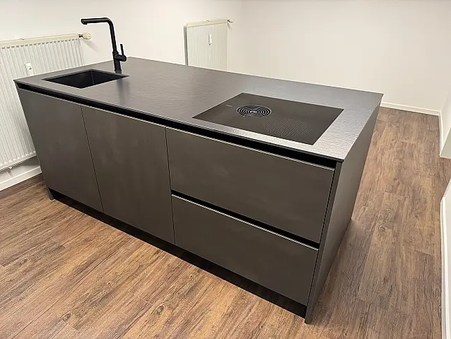 Moderne Inselküche mit Stahleffektlack und Dekton-Arbeitsplatten | Eiche Schubkästen | Bora | Gaggenau | Liebherr | V-Zug | Dornbracht