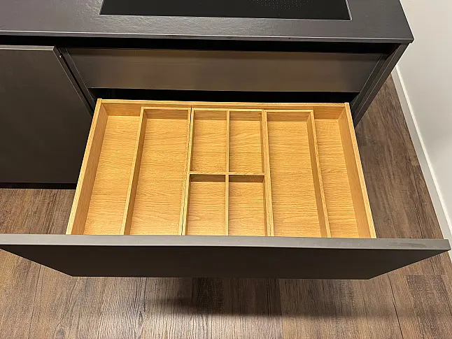 Moderne Inselküche mit Stahleffektlack und Dekton-Arbeitsplatten | Eiche Schubkästen | Bora | Gaggenau | Liebherr | V-Zug | Dornbracht