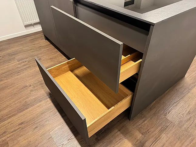 Moderne Inselküche mit Stahleffektlack und Dekton-Arbeitsplatten | Eiche Schubkästen | Bora | Gaggenau | Liebherr | V-Zug | Dornbracht