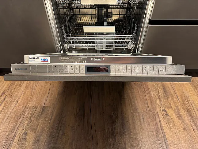 Moderne Inselküche mit Stahleffektlack und Dekton-Arbeitsplatten | Eiche Schubkästen | Bora | Gaggenau | Liebherr | V-Zug | Dornbracht