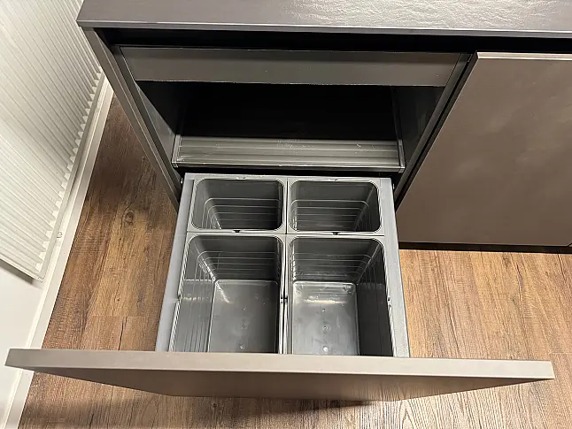 Moderne Inselküche mit Stahleffektlack und Dekton-Arbeitsplatten | Eiche Schubkästen | Bora | Gaggenau | Liebherr | V-Zug | Dornbracht