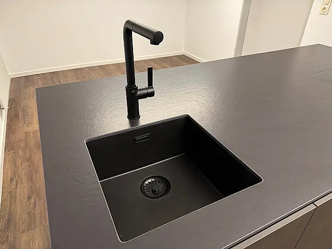 Moderne Inselküche mit Stahleffektlack und Dekton-Arbeitsplatten | Eiche Schubkästen | Bora | Gaggenau | Liebherr | V-Zug | Dornbracht