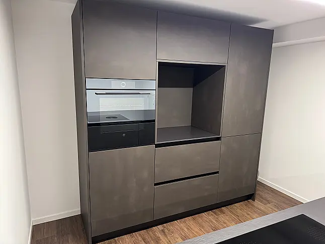 Moderne Inselküche mit Stahleffektlack und Dekton-Arbeitsplatten | Eiche Schubkästen | Bora | Gaggenau | Liebherr | V-Zug | Dornbracht