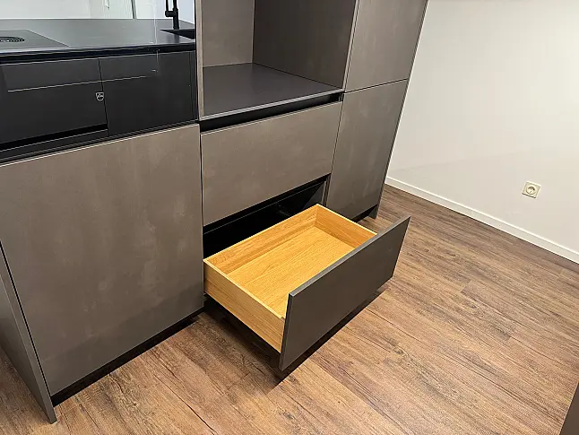 Moderne Inselküche mit Stahleffektlack und Dekton-Arbeitsplatten | Eiche Schubkästen | Bora | Gaggenau | Liebherr | V-Zug | Dornbracht