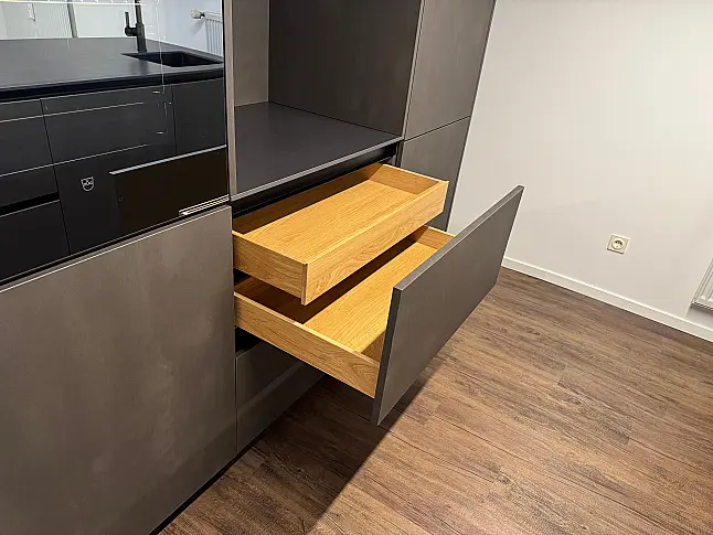 Moderne Inselküche mit Stahleffektlack und Dekton-Arbeitsplatten | Eiche Schubkästen | Bora | Gaggenau | Liebherr | V-Zug | Dornbracht