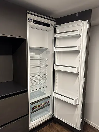 Moderne Inselküche mit Stahleffektlack und Dekton-Arbeitsplatten | Eiche Schubkästen | Bora | Gaggenau | Liebherr | V-Zug | Dornbracht