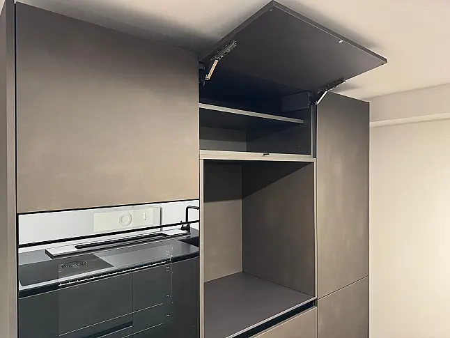 Moderne Inselküche mit Stahleffektlack und Dekton-Arbeitsplatten | Eiche Schubkästen | Bora | Gaggenau | Liebherr | V-Zug | Dornbracht