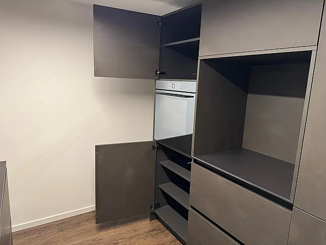 Moderne Inselküche mit Stahleffektlack und Dekton-Arbeitsplatten | Eiche Schubkästen | Bora | Gaggenau | Liebherr | V-Zug | Dornbracht