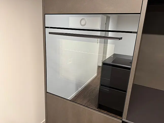 Moderne Inselküche mit Stahleffektlack und Dekton-Arbeitsplatten | Eiche Schubkästen | Bora | Gaggenau | Liebherr | V-Zug | Dornbracht