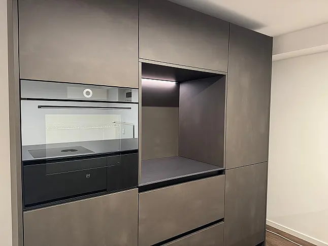 Moderne Inselküche mit Stahleffektlack und Dekton-Arbeitsplatten | Eiche Schubkästen | Bora | Gaggenau | Liebherr | V-Zug | Dornbracht