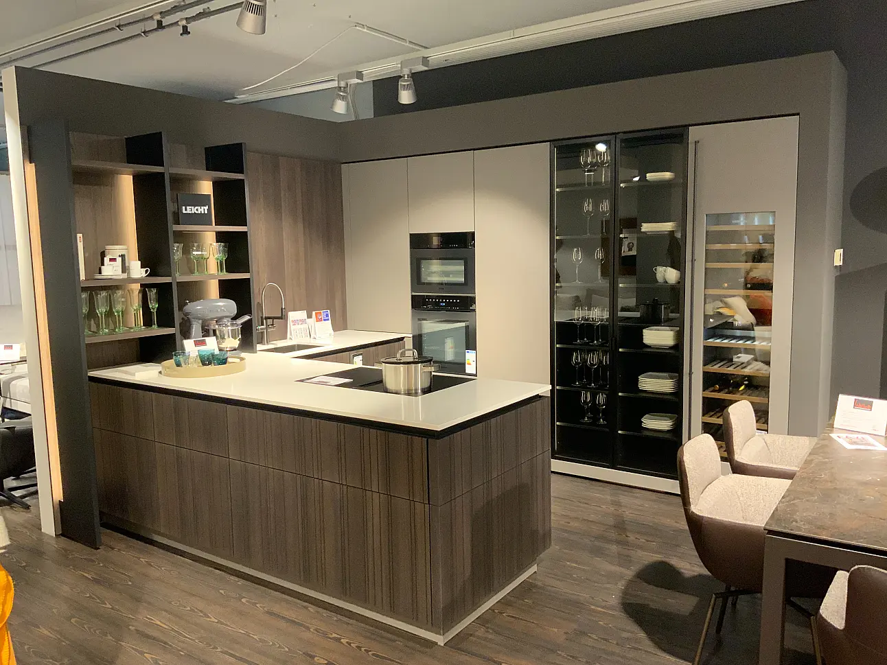 LEICHT BAHIA und F45 U-Küche mit dunkler Holzinsel und Glasvitrine in Arnsberg