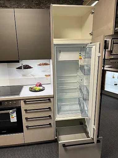 Moderne WInkelküche in Betonfarben