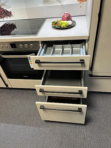 Moderne WInkelküche in Betonfarben