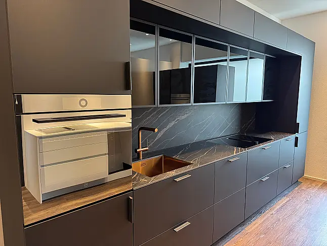 Extravagante Designzeile mit erlesenen Materialien wie Keramik - Holz - Glas - Kupfer - Leder - HPL