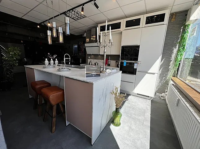 Insel mit Sitzplatz* SENSO Lack + Marmor Venato Bianco mit MIELE und BLANCO