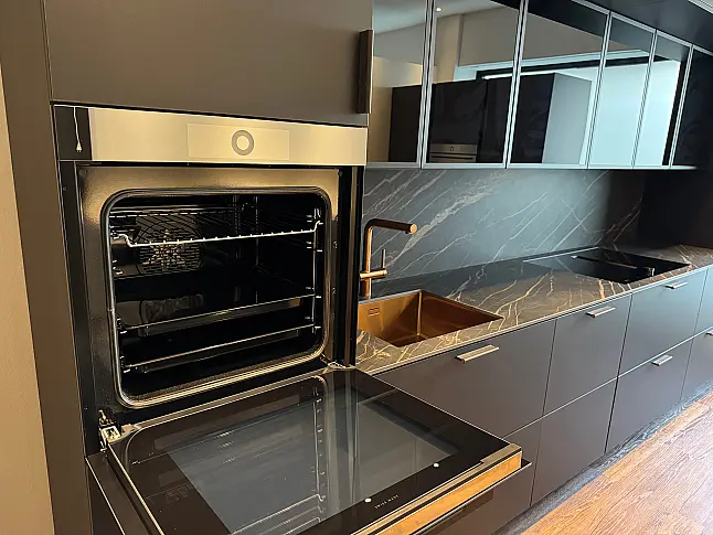 Extravagante Designzeile mit erlesenen Materialien wie Keramik - Holz - Glas - Kupfer - Leder - HPL
