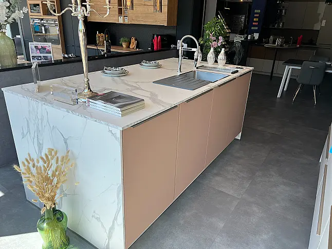 Insel mit Sitzplatz* SENSO Lack + Marmor Venato Bianco mit MIELE und BLANCO