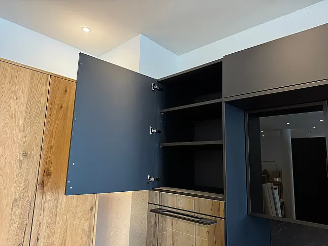 Extravagante Designzeile mit erlesenen Materialien wie Keramik - Holz - Glas - Kupfer - Leder - HPL