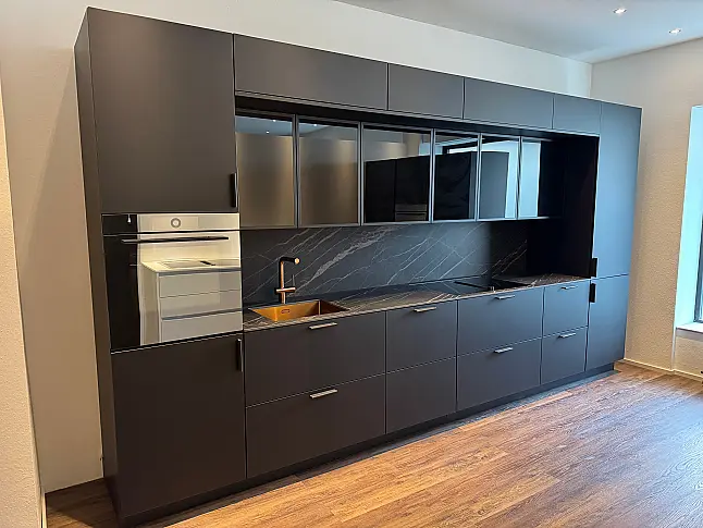 Extravagante Designzeile mit erlesenen Materialien wie Keramik - Holz - Glas - Kupfer - Leder - HPL