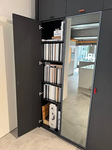 Sonderabverkauf wegen Umbau - Designschrank in schwarz matt mit Grauspiegel und exklusiven Ledergriffen