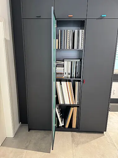 Sonderabverkauf wegen Umbau - Designschrank in schwarz matt mit Grauspiegel und exklusiven Ledergriffen