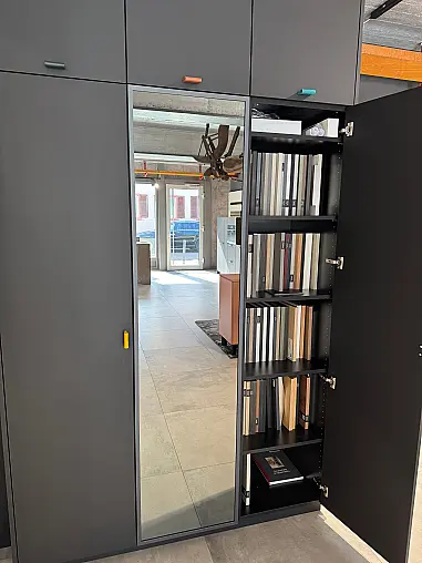 Sonderabverkauf wegen Umbau - Designschrank in schwarz matt mit Grauspiegel und exklusiven Ledergriffen