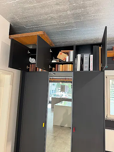 Sonderabverkauf wegen Umbau - Designschrank in schwarz matt mit Grauspiegel und exklusiven Ledergriffen