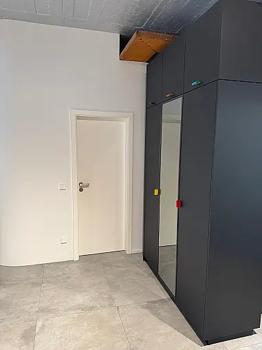 Sonderabverkauf wegen Umbau - Designschrank in schwarz matt mit Grauspiegel und exklusiven Ledergriffen