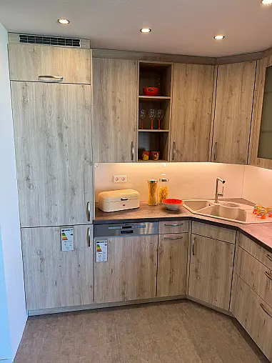 Attraktive Eckküche in warmer, heller Holzoptik