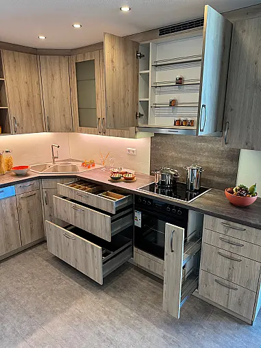 Attraktive Eckküche in warmer, heller Holzoptik