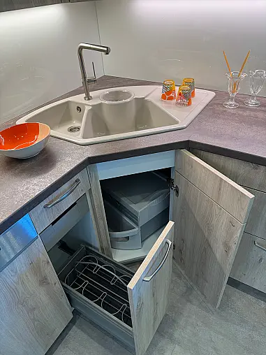Attraktive Eckküche in warmer, heller Holzoptik