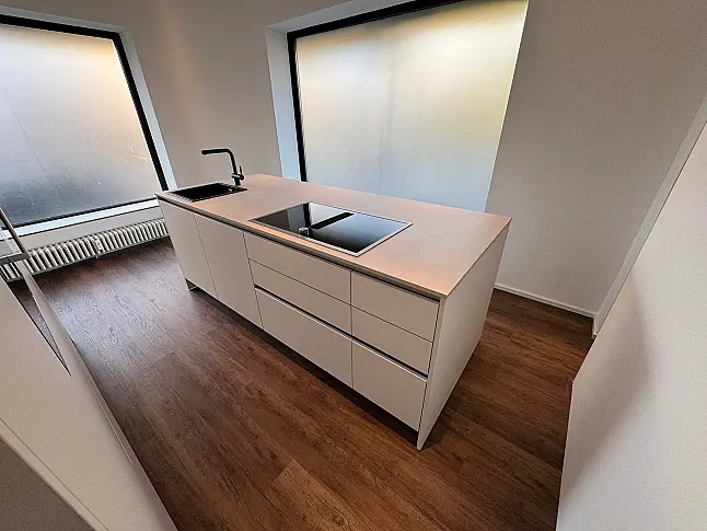 Grifflose Küche mit hochwertigen Details - ohne Elektrogeräte, nur Möbelteile