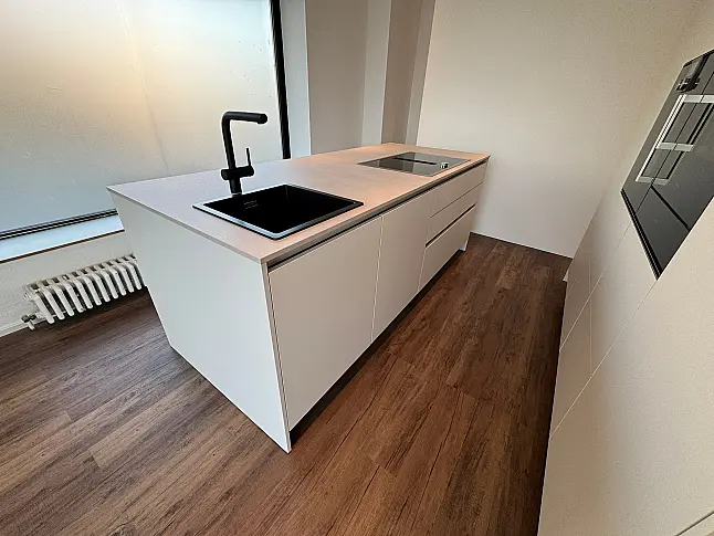 Grifflose Küche mit hochwertigen Details - ohne Elektrogeräte, nur Möbelteile