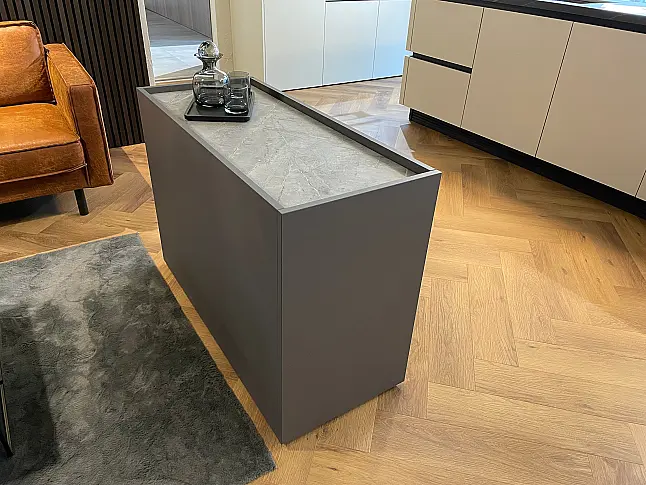 The Grey meets Dekton Keramik und Eiche Innenausstattung