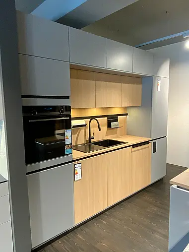 Moderne Küche mit Insel und Geräten