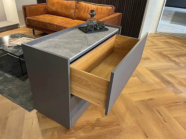 The Grey meets Dekton Keramik und Eiche Innenausstattung